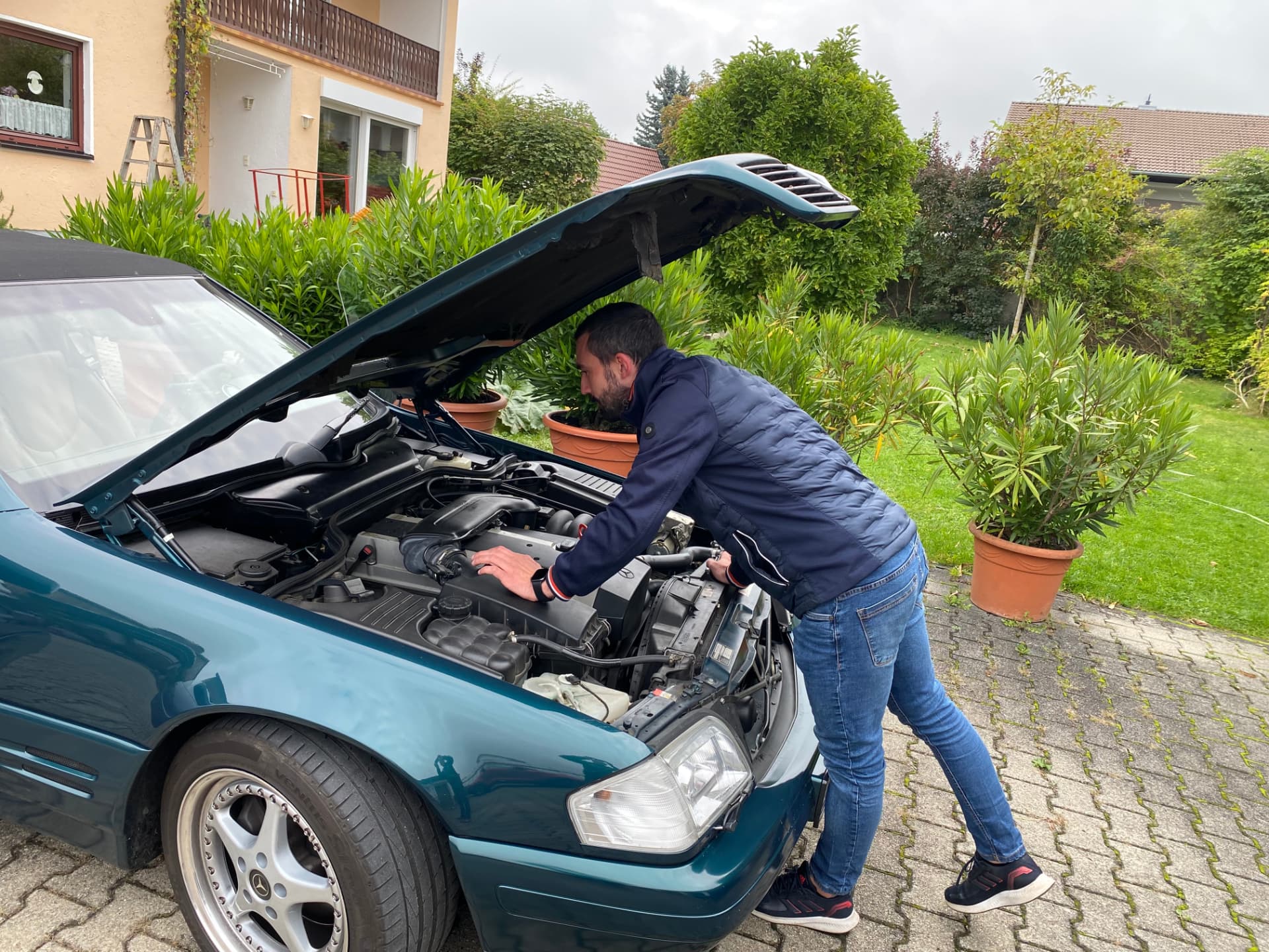 Begutachtung eines Mercedes-Oldtimers mit geöffneter Motorhaube